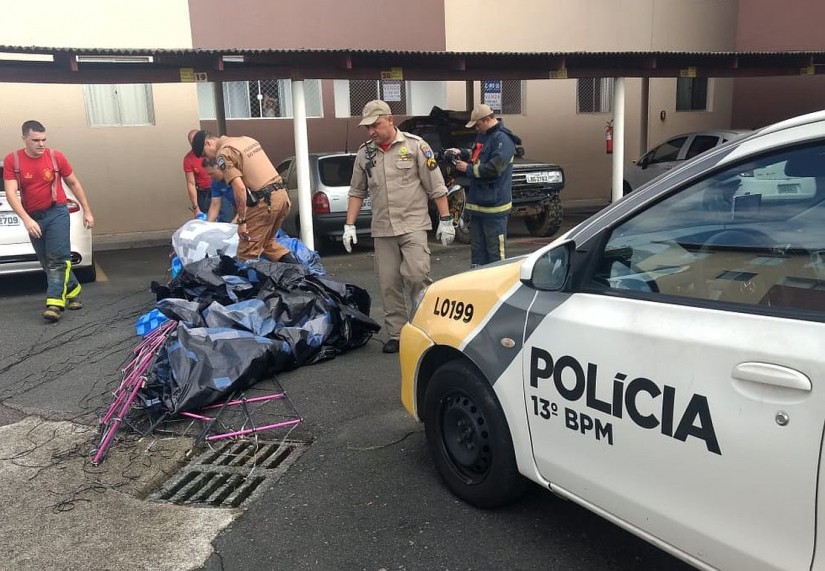 Bombeiros e PM foram acionados para a ocorrência do balão na Vila Guaíra. | Márcio Camargo / Colaboração/