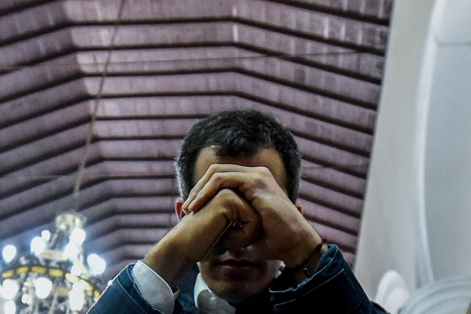 Presidente da Assembleia Nacional e presidente interino da Venezuela, Juan Guaidó, reza durante missa em homenagem aos mortos pela ditadura chavista | LUIS ROBAYO/AFP