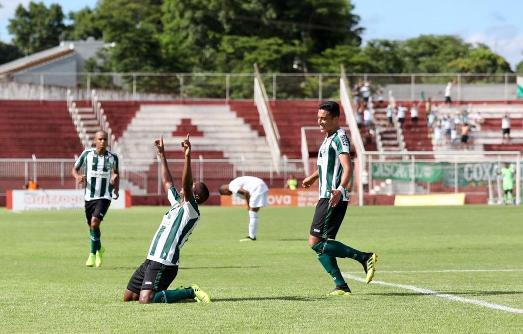 Iago Dias comemora do primeiro gol do Coritiba na vitória sobre o Foz na estreia do Paranaens 2019. | Kiko Sierich/