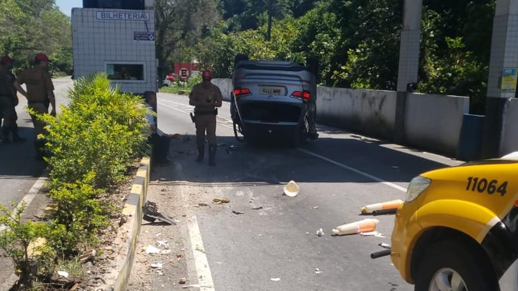 O veículo capotou após colidir com um outro carro e com o canteiro central da bilheteria | Polícia Rodoviária Estadual/Divulgação