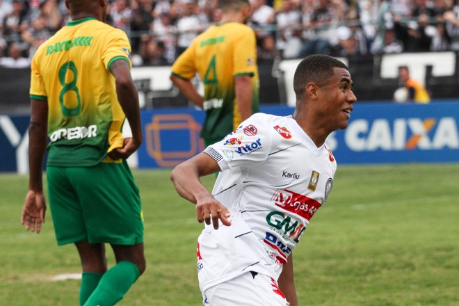 Erick comemora gol do Operário em partida contra o Cuiabá na Série C | Josué Teixeira/Gazeta do Povo