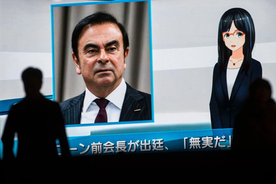 Pedestres acompanham notícias sobre o brasileiro Carlos Ghosn nas ruas de Tóquio, Japão. | BEHROUZ MEHRI/AFP