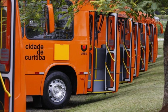 Novos ônibus que a prefeitura de Curitiba entrega no Parque Barigui nesta quinta-feira. | Cassiano Rosario / Gazeta do Povo