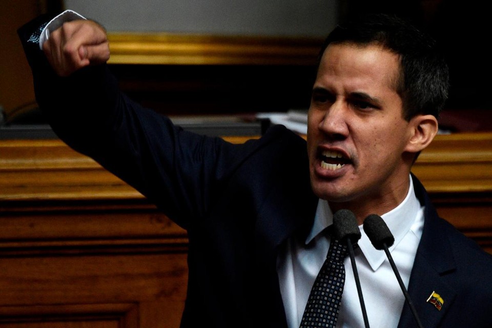 O novo presidente da Assembleia Nacional da Venezuela, Juan Guaidó, fala durante a cerimônia de posse em Caracas, 5 de janeiro | FEDERICO PARRA / AFP
