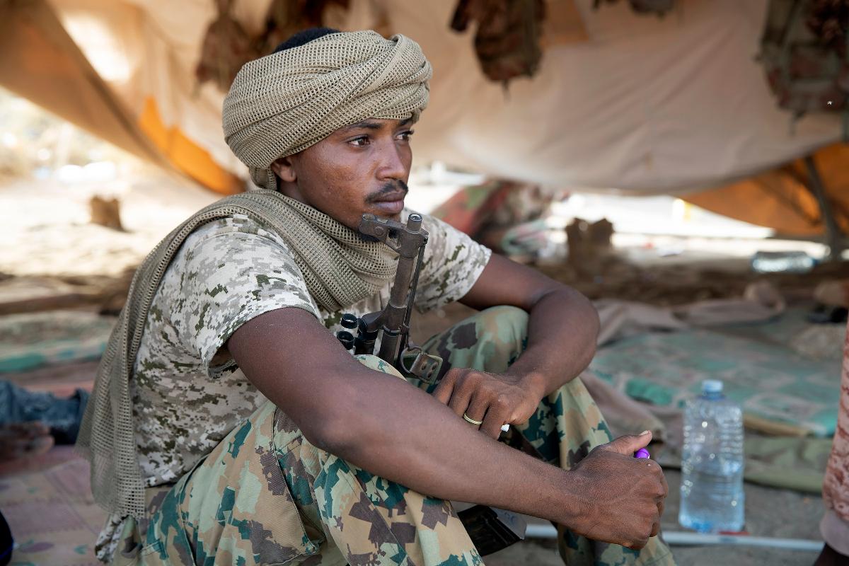Um miliciano sudanês que luta sob o comando dos Emirados Árabes Unidos na estrada que leva ao porto de Hudaydah, Iêmen, em 2 de outubro de 2018 | TYLER HICKS / 
NYT
