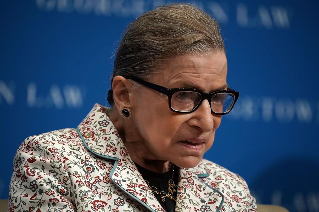 A ministra da Suprema Corte, Ruth Ginsburg, com 85 anos: o cargo é vitalício, mas é bastante comum que ministros muito idosos ou doentes se afastem | ALEX WONG/AFP