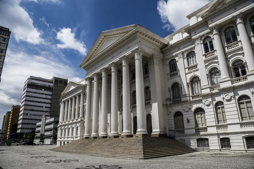 Golpistas disparam e-mails e mensagens em redes sociais para induzir pessoas a pagarem por serviço não ofertado pela universidade.. | André Rodrigues/Gazeta do Povo