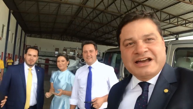 Vídeo no Facebook do deputado federal Sandro Alex (PSD) - em primeiro plano à direita - mostra a chegada do governador Ratinho Jr. para a posse de Bolsonaro. | Reprodução/Facebook