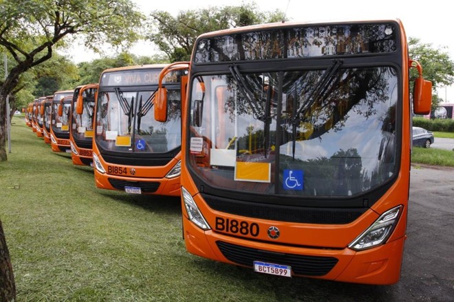 Novos ônibus que a prefeitura de Curitiba entrega no Parque Barigui nesta quinta-feira. | Cassiano Rosario / Gazeta do Povo
