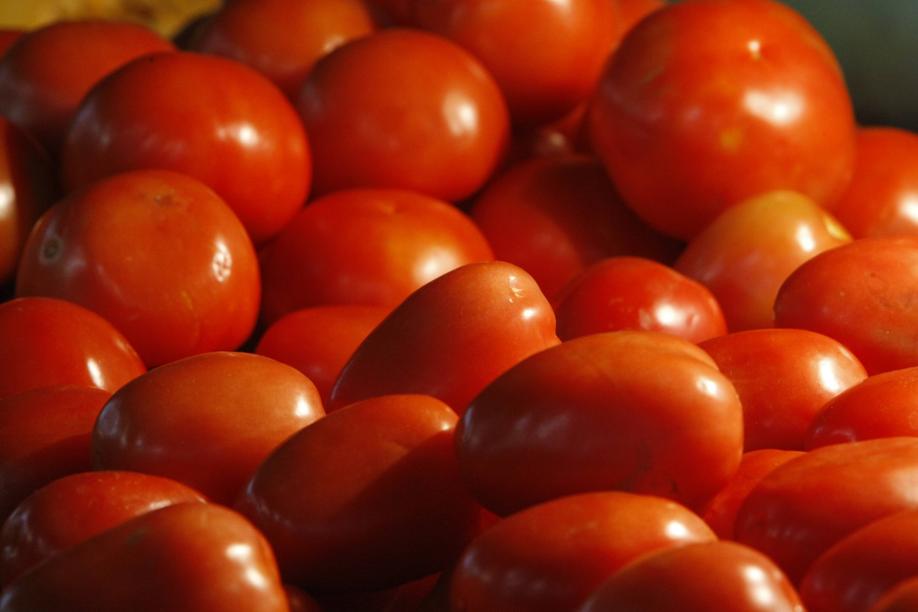 Caminhões com cargas de tomates abordados por assaltantes tinham como destina a Ceasa. | Marcelo Elias / Gazeta do Povo/
