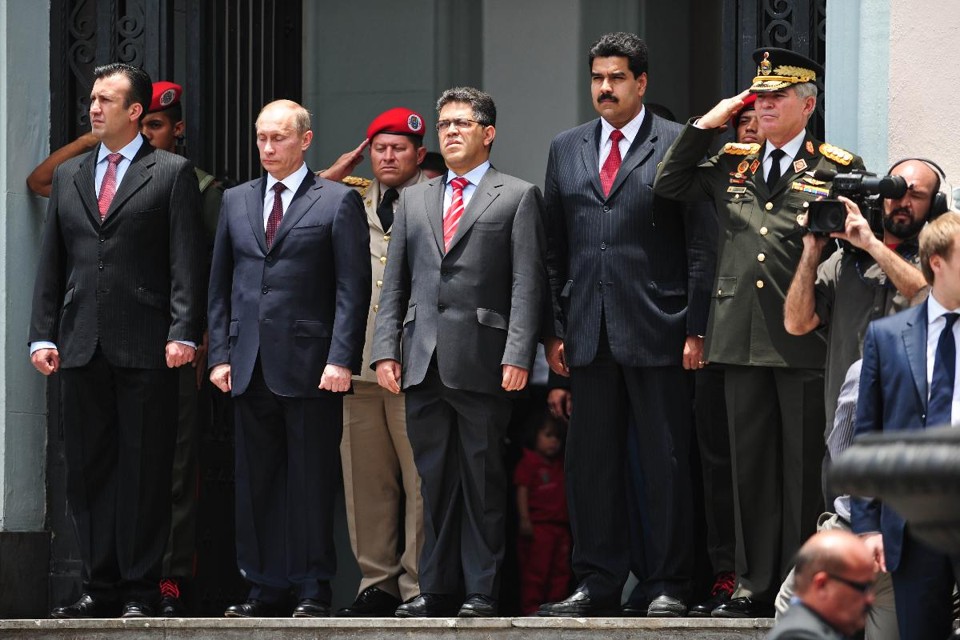 Presidente da Rússia, Vladimir Putin (segundo da esquerda para a direita) em visita à Caracas em 2010, quando Nicolás Maduro (quarto da esquerda para a direita) ainda era ministro das Relações Exteriores  | MIGUEL GUTIERREZ/AFP