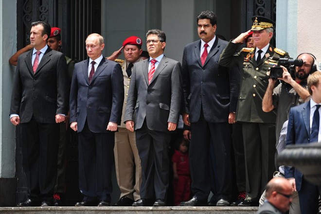 Presidente da Rússia, Vladimir Putin (segundo da esquerda para a direita) em visita à Caracas em 2010, quando Nicolás Maduro (quarto da esquerda para a direita) ainda era ministro das Relações Exteriores | MIGUEL GUTIERREZ/AFP