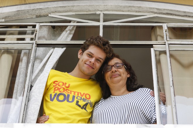 Renan Santos Viana, filho de porteiro e diarista, calouro de Medicina na UFPR e a mãe, Sandra Regina dos Santos. | Cassiano Rosario/Gazeta do Povo