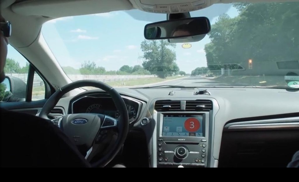 Tecnologia C-V2X da Ford também informa motorista sobre aproximação de outros veículos. | Reprodução YouTube/Ford