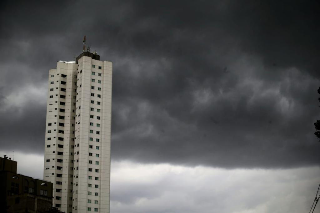 O tempo fechou na capital paranaense e causou transtornos em vários bairros | Albari Rosa/Gazeta do Povo