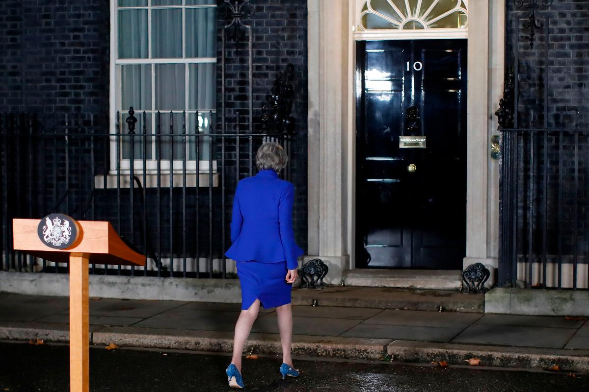 A primeira-ministra britânica Theresa May volta para sua residência oficial após pronunciamento à imprensa | TOLGA AKMEN / AFP