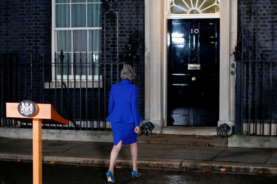 A primeira-ministra britânica Theresa May volta para sua residência oficial após pronunciamento à imprensa | TOLGA AKMEN / AFP