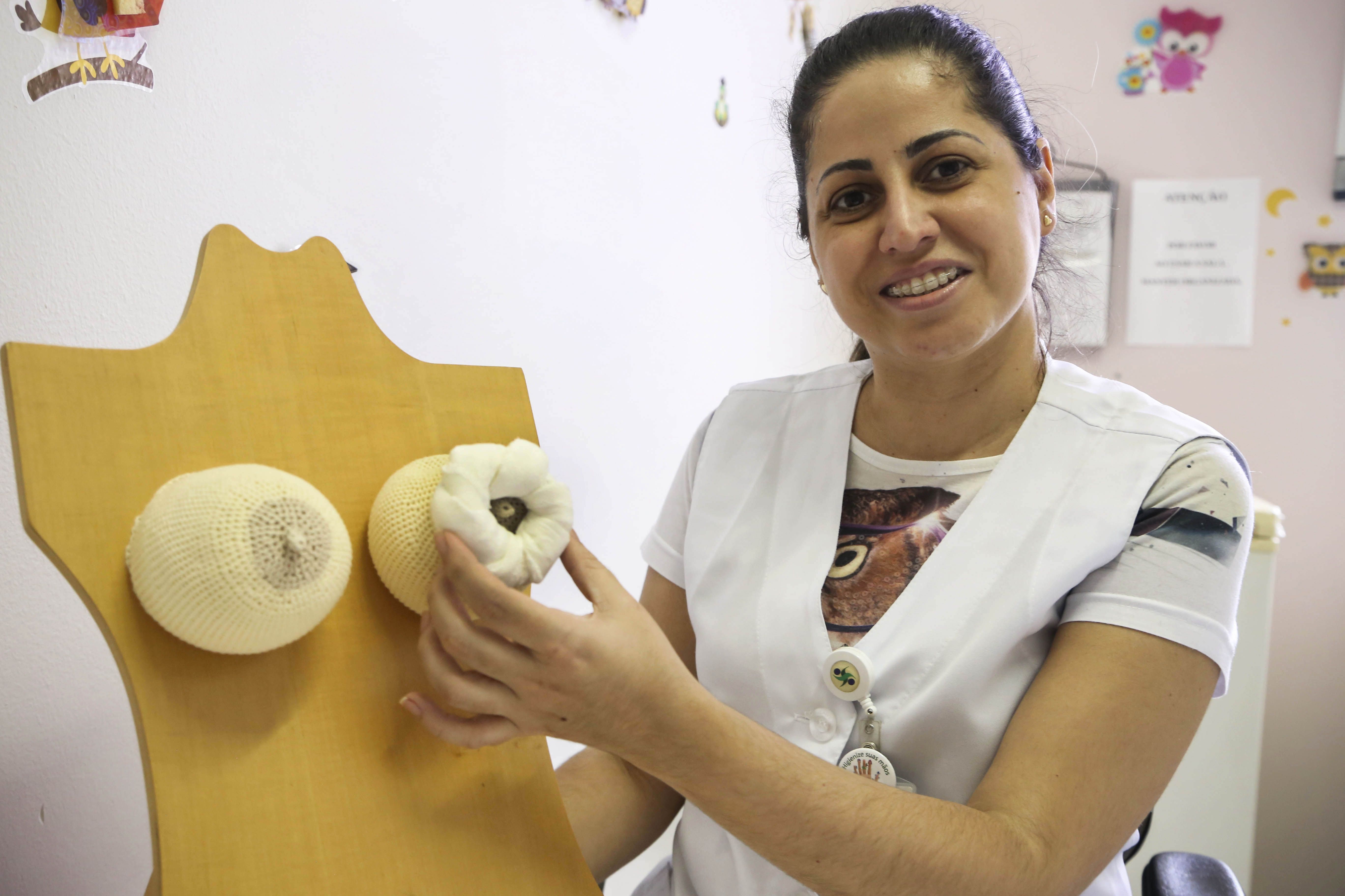 Fonoaudióloga Ana Cristina de Castilhos Rosa, uma das idealizadoras do curativo rosquinha para proteger os mamilos das mães na Maternidade Bairro Novo. | Luiz Costa / prefeitura de Curitiba /