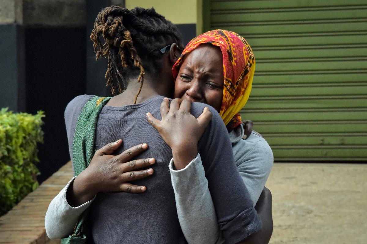 Mulher chora nos braços de uma parente após uma explosão seguida por um tiroteio que abalou o sofisticado complexo hoteleiro Dusit, em Nairóbi, Quênia | SIMON MAINA/AFP