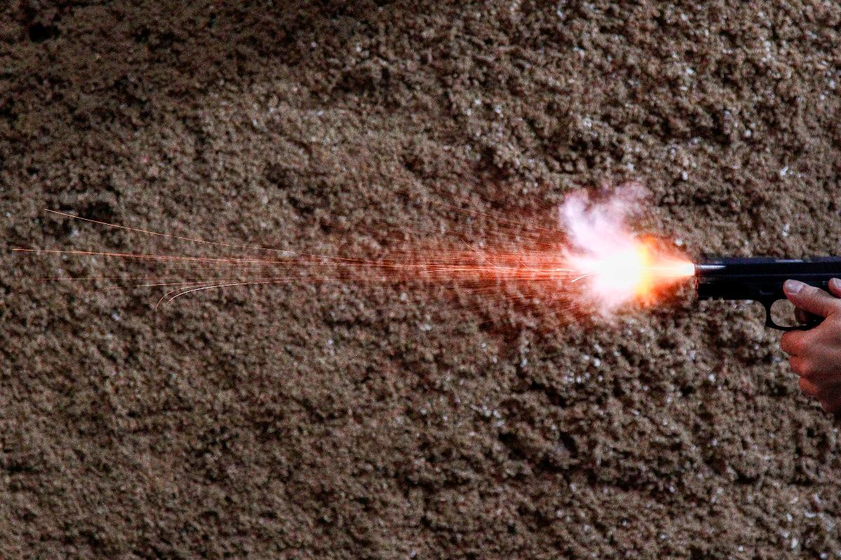 Um homem dispara uma arma em um clube de tiro de São Paulo, em 15 de janeiro de 2019. O presidente do Brasil, Jair Bolsonaro, decretou a flexibilização das leis nacionais de armas como parte de sua agenda de lei e ordem | MIGUEL SCHINCARIOL/AFP