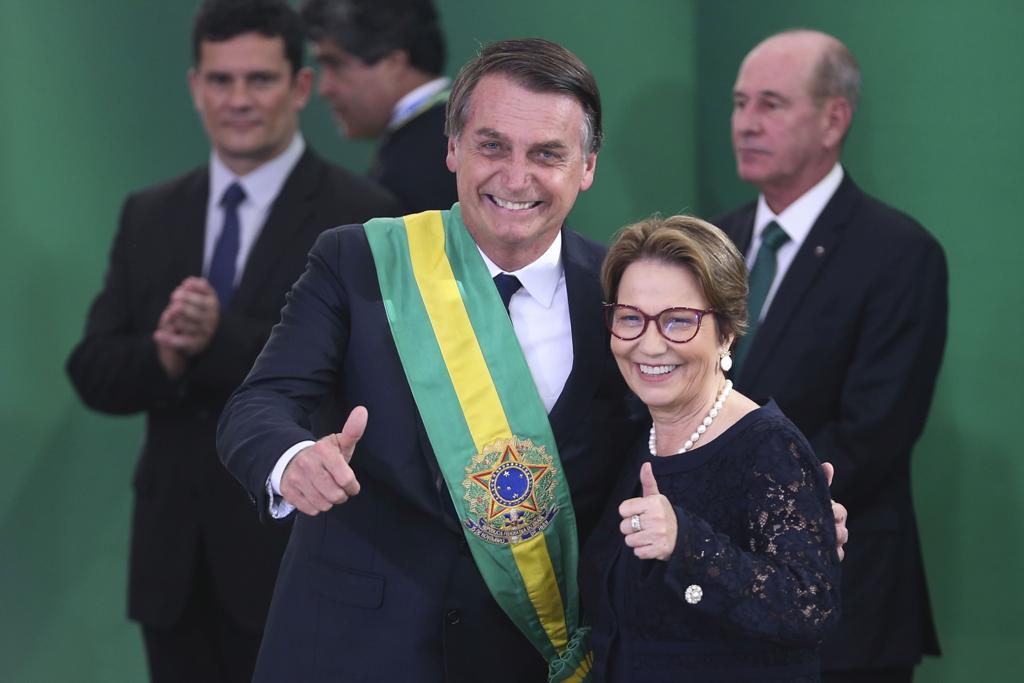 O presidente Jair Bolsonaro com a nova ministra da agricultura, Tereza Cristina. | Valter Campanato/Agência Brasil