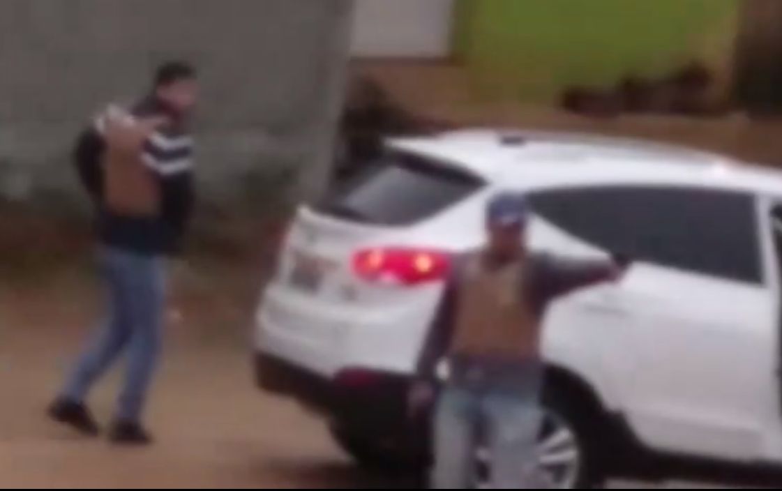 Antes do incêndio, policiais à paisana foram filmados atirando contra moradores da Vila Corbélia. | Reprodução/