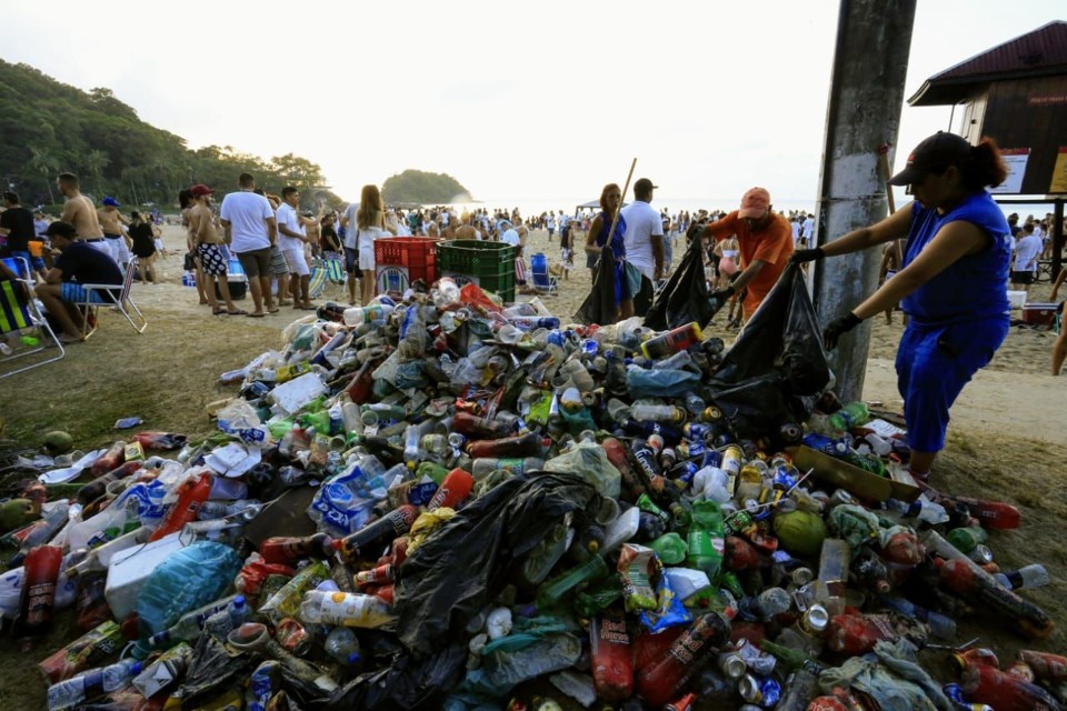 Lixo acumulado em Matinhos no ano novo: só no réveillon foram 27 toneladas recolhidas nas areias das praias. | Albari Rosa / Gazeta do Povo/