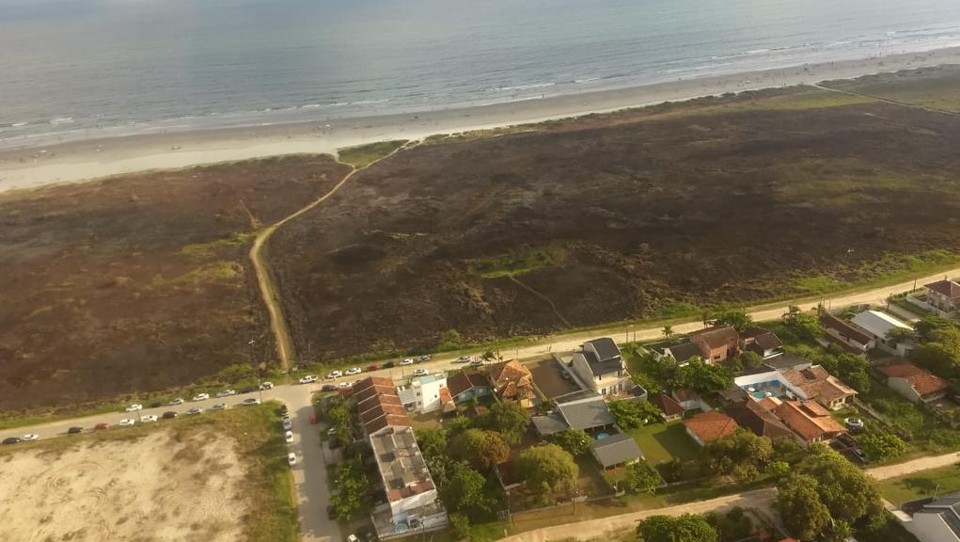 Área de restinga ficou completamente destruída pelas chamas | Reprodução/Corpo de Bombeiros