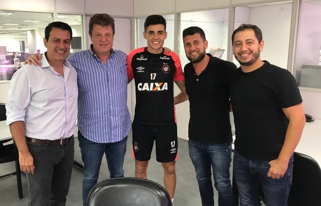 Ao centro, Léo Cittadini. | Divulgação