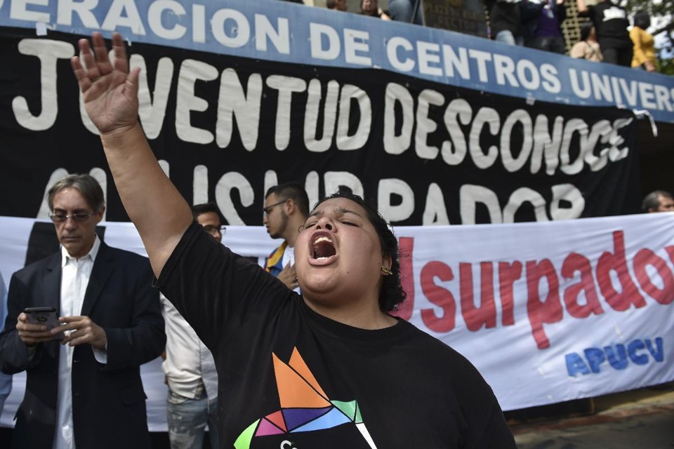 Estudante universitária protesta contra o regime de Maduro durante encontro aberto com o presidente da Assembleia Nacional, Juan Guaidó. Um projeto de lei pretende aumentar o controle do uso da internet pelo governo | YURI CORTEZ / AFP