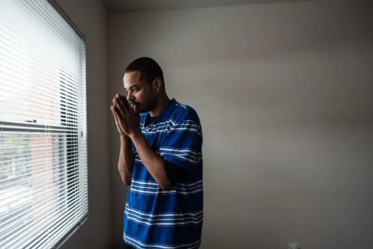 John Rudd, diagnosticado com esquizofrenia e estresse pós-traumático. Enquanto esteve preso, teve tratamento recusado, mesmo após dizer que gostaria de se enforcar e bater a cabeça na parede, na tentativa de quebrar o pescoço. Hoje, livre, conseguiu tratamento por meio de uma instituição de apoio a ex-detentos, | André Chung/
The Washington Post