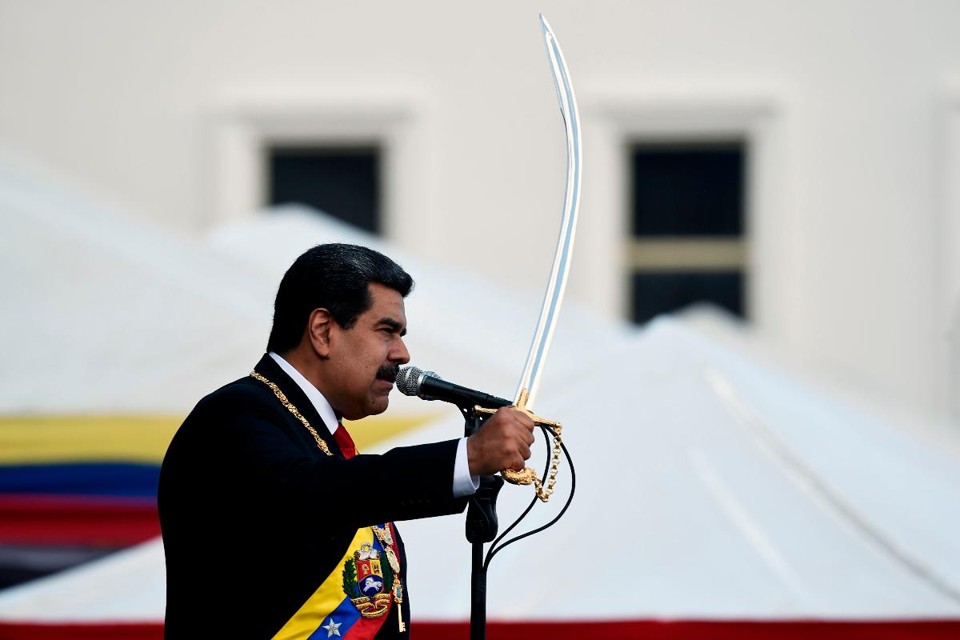 Nicolas Maduro brande uma espada de Simón Bolivar enquanto discursa durante a cerimônia de reconhecimento das Forças Armadas Nacionais Bolivarianas (FANB), no Complexo Militar Fuerte Tiuna, em Caracas, em 10 de janeiro de 2019 | FEDERICO PARRA/AFP