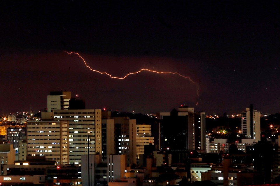 Curitiba está tendo um verão com muito mais raios | Albari Rosa/Gazeta do Povo