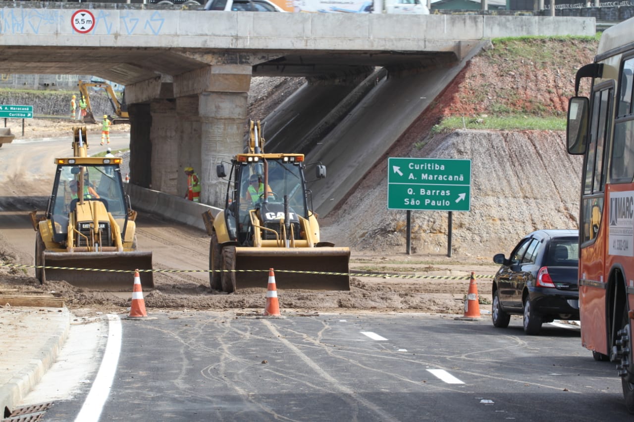 Máquinas limpam a nova trincheira para tentar inaugurá-la ainda nesta segunda-feira (14). | Gerson Klaina / Tribuna do Paraná/