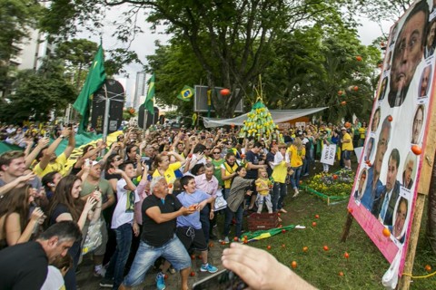 Percepção de corrupção cresce e Brasil empata em ranking com Egito e Zâmbia Manifestação contra corrupção em Curitiba. | Marcelo Andrade/Gazeta do Povo