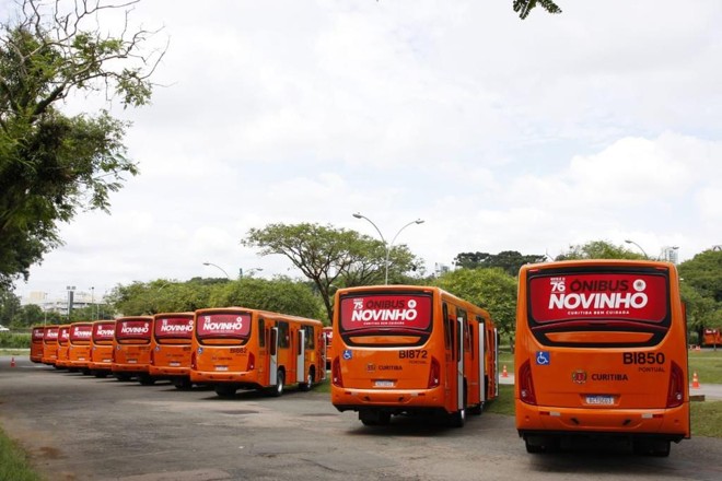 Novos ônibus que a prefeitura de Curitiba entrega no Parque Barigui nesta quinta-feira. | Cassiano Rosario / Gazeta do Povo