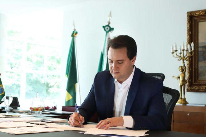 Governador Ratinho Junior na assinatura da PEC que foi enviada à Assembleia Legislativa. | Rodrigo Felix Leal / ANPr