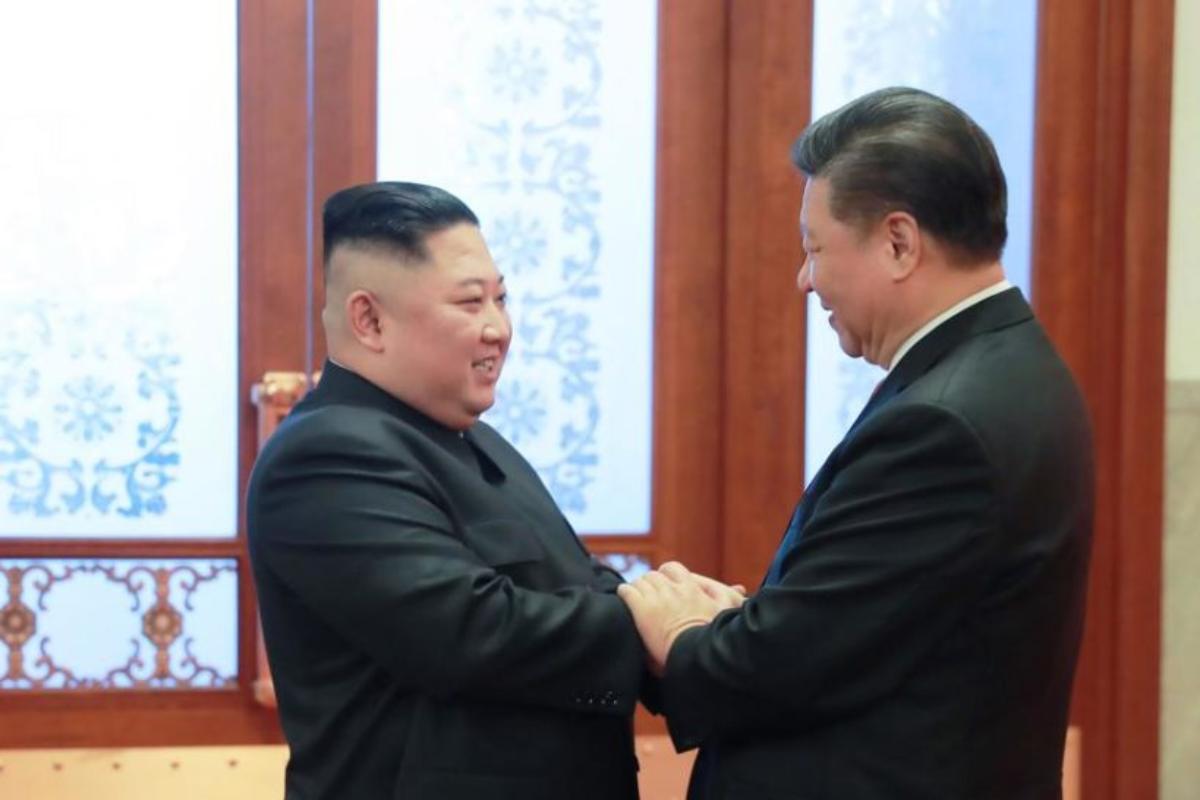 Ditador da Coreia do Norte, Kim Jong-un, e presidente da China, Xi Jinping, se cumprimentam durante visita de Kim à China. | KCNA VIA KNS/AFP