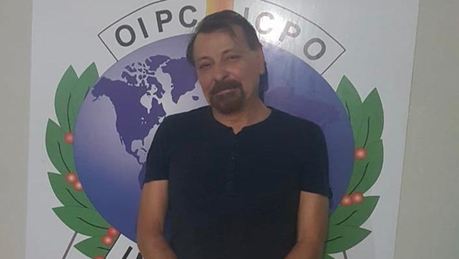 Battisti logo após a prisão na Bolívia. | Reprodução/Twitter/Polizia di Stato