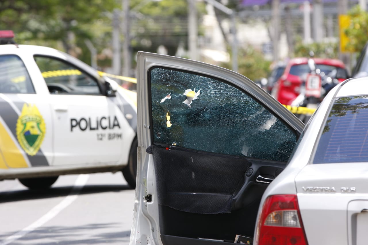 Vítimas estavam em um Vectra estacionado quase em frente ao Hospital Pilar | Cassiano Rosário/Gazeta do Povo