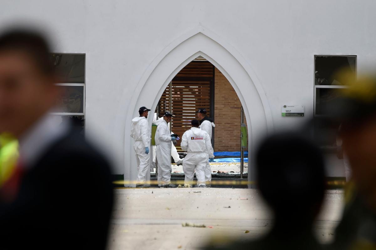 Especialistas trabalham no local de um ataque com carro-bomba contra uma escola de treinamento de cadetes da polícia em Bogotá | JUAN BARRETO/AFP