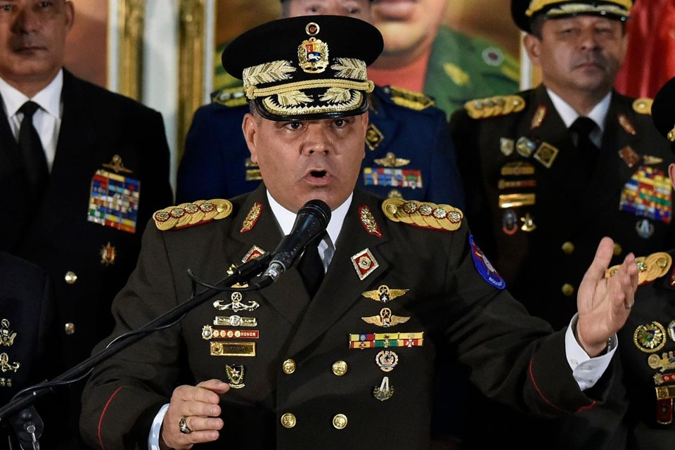 O ministro da Defesa da Venezuela, Vladimir Padrino Lopez, em conferência em Caracas, 24 de janeiro |  LUIS ROBAYO / AFP