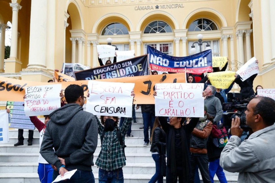 Manifestantes em frente à Câmara dos Vereadores de Curitiba, em 2017 | Aniele Nascimento/Gazeta do Povo