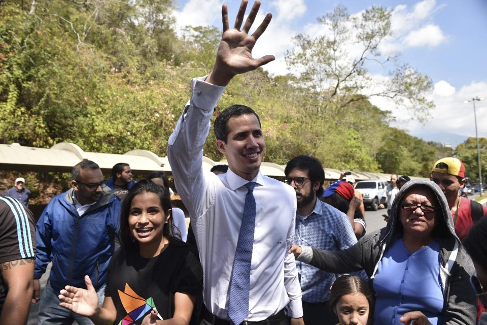 O presidente da Assembleia Nacional da Venezuela, Juan Guaidó, durante encontro com apoiadores em Caracas, 21 de janeiro | YURI CORTEZ / AFP