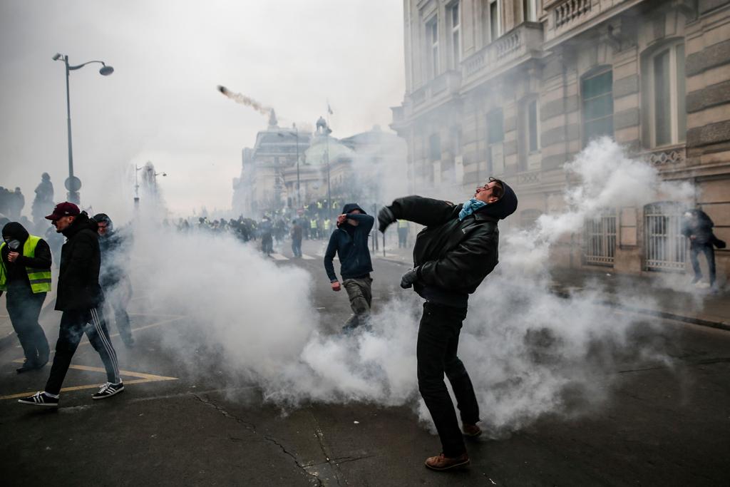Confronto de manifestantes com as forças de segurança, em Paris, neste sábado (5). | Abdul Abeissa/AFP