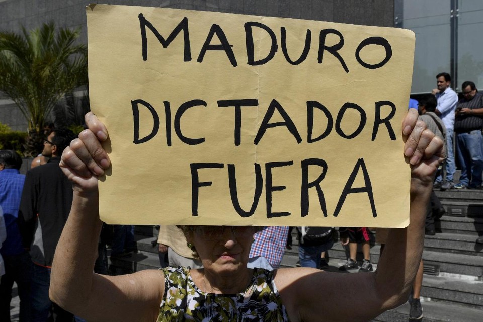 Manifestante protesta contra o regime de Maduro durante o ato promovido pela Assembleia Nacional da Venezuela na sexta-feira (11) | YURI CORTEZ / AFP
