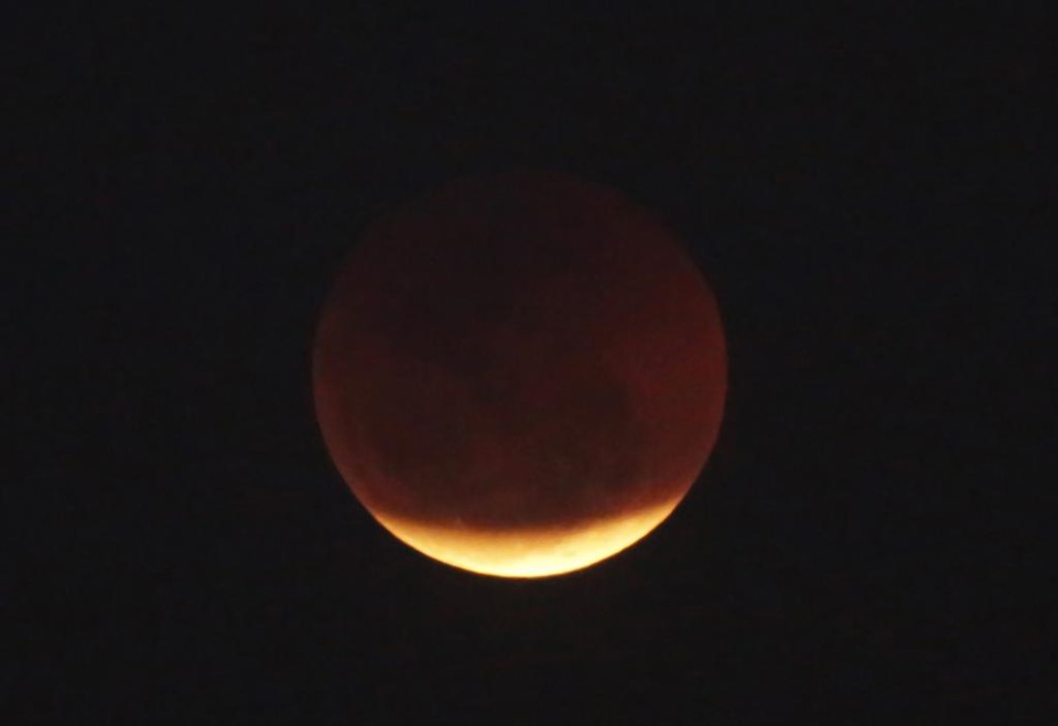Quem quiser ver o eclipse lunar e a superlua vai precisar madrugar. | Átila Alberti/Tribuna do Paraná