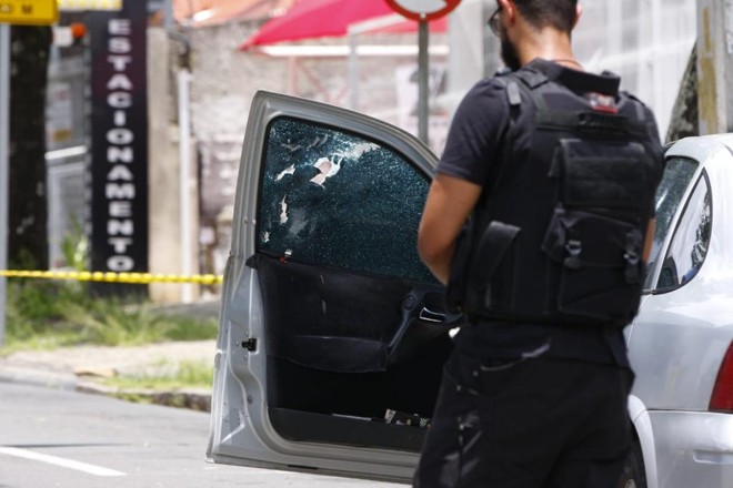 Homem e criança baleados estavam dentro de um Vectra estacionado na Rua Desembargador Hugo Simas, próximo à esquina com a Rua Teffé | Cassiano Rosário/Gazeta do Povo