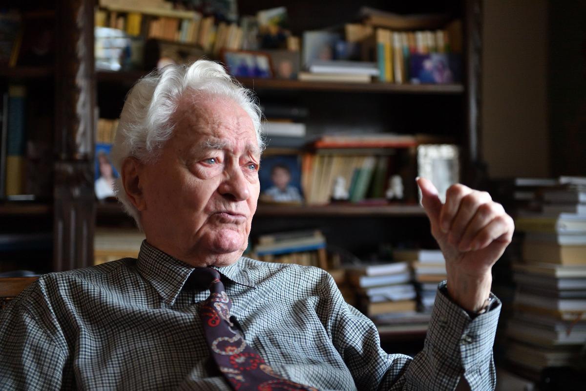 Iordachescu, que ficou conhecido como "o engenheiro do céu" e o "anjo da guarda" das igrejas na Romênia por colocar cerca de 30 prédios em segurança, tinha 89 anos quando morreu, em 4 de janeiro | DANIEL MIHAILESCU/AFP