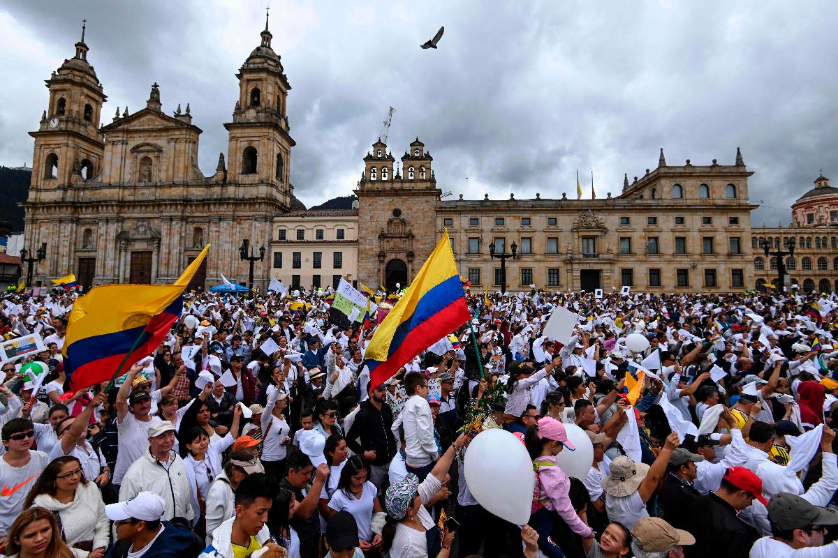 Colombianos se reiniram na praça Bolívar, em Bogotá, para protestar contra o terrorismo, em repúdio ao recente atentado a bomba que deixou 20 mortos | JUAN BARRETO/AFP